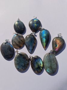 LABRADORITE CABOCHON PENDANT