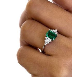 Ladies Emerald Pearl Ring