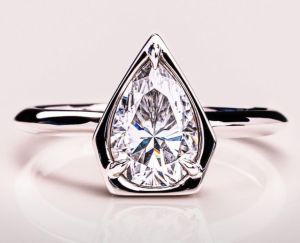 1.00 CARAT PEAR SHAPE DIAMOND ENGAGEMENT WEDDING WOMAN AND GIRL GIF DIAMOND RING