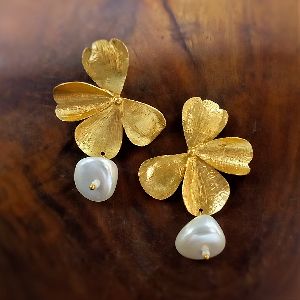 V011000964 Baroque Pearl Designer Earrings