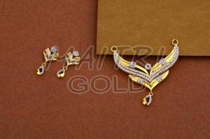 Ladies Gold Diamond Tanmaniya Necklace Set