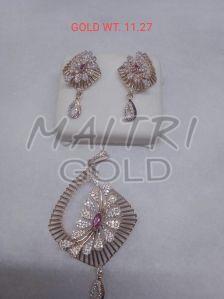 Ladies Partywear Gold Pendant Set