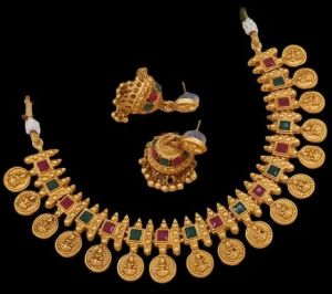 Stylish Kundan Necklace Set