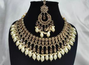 Kundan Necklace Set by Kalakriti Gallery