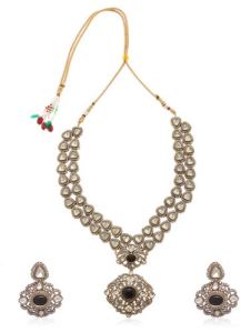 Mirah Woman Kundan Necklace Set