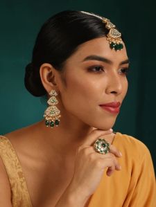 raktvarna woman earrings maang tika set