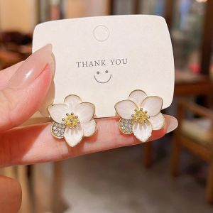 JJK31 Ladies Stylish Flower Shape Stud Earrings