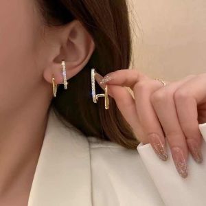 JJK74 Ladies Claw Shape Stone Stud Earrings