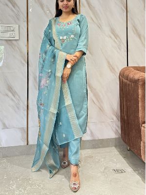 Ladies Viscose Embroidered Kurta, Pant And Jacquard Dupatta Set
