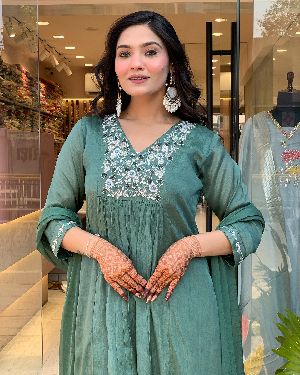 Ladies Stylish Chinon Viscose Embroidered Kurta, Pant and Dupatta Set