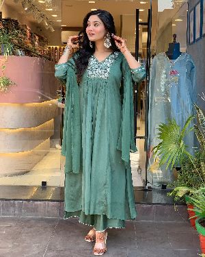 Ladies Stylish Chinon Viscose Embroidered Kurta, Pant and Dupatta Set