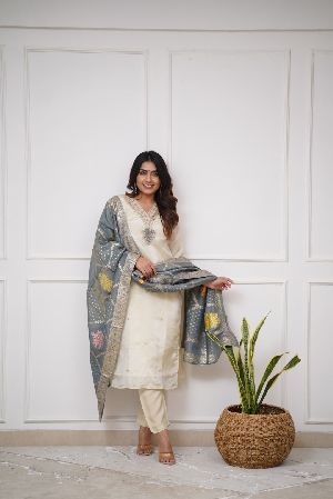 Ladies Embroidered Chanderi Silk Kurta, Pant and Dupatta Set
