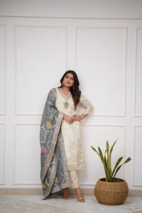 Ladies Embroidered Chanderi Silk Kurta, Pant and Dupatta Set