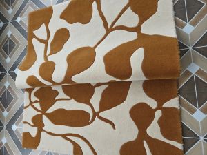 Modern Abstract Handmade Tufted Rug – Beige and Rust Leaf Design