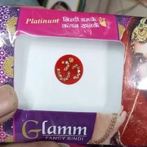 Glamm Hub Traditional Velvet Bindi
