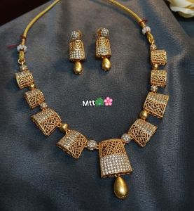 Traditional Wedding Wear Zircon Gold-plated Alloy Choker Necklace and Earring Set.