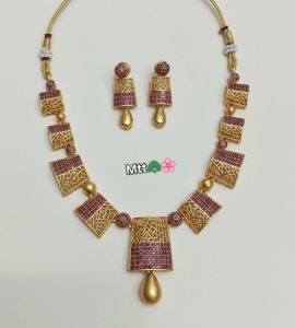 Traditional Wedding Wear Zircon Gold-plated Alloy Choker Necklace and Earring Set.