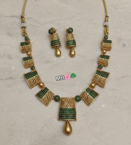 Traditional Wedding Wear Zircon Gold-plated Alloy Choker Necklace and Earring Set.