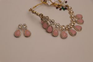 Art No. 825 Short Kundan Necklace Set