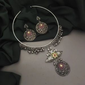 Women Pink Ethnic Hasli Necklace & Earring Set