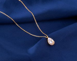 Ladies Designer Tear Drop Gold Plated Pendant With Chain