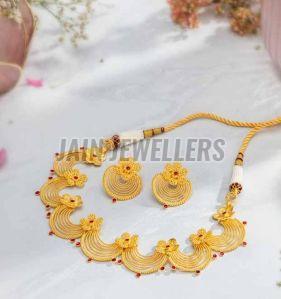 Gold Necklace with Pearls