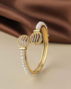 Women Beautiful and Classy Pearl Bangle