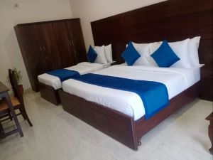 White Plain Polycotton King Size Hotel Bed Sheet Set