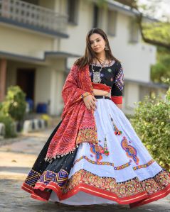 Women\'s Traditional Kutch Embroidery Lehenga Choli Set