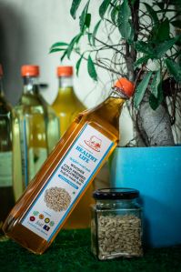 Wooden Cold Pressed Safflower Oil