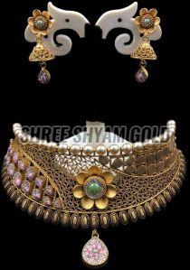 Unique Design Kundan Studded Gold Necklace Set