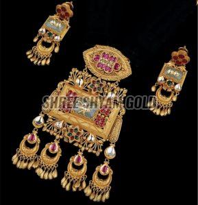 Antique Gold Kundan Pendant Earring Set