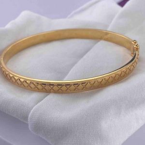 Golden Embrace Openable Golden Bracelet