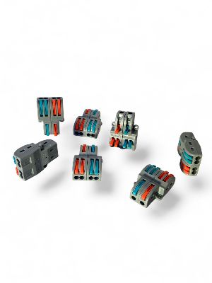 Pole 2 in 4 Out Wiring Connector