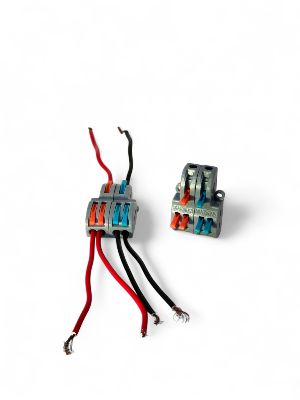 Pole 2 in 4 Out Wiring Connector