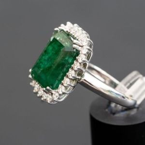 Women\'s Emerald Diamond Ring
