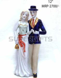 Resin Standing Romantic Couple Statue