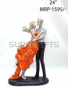 Resin Standing Romantic Couple Statue