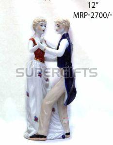 Resin Standing Romantic Couple Statue
