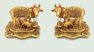 Golden Kamdehnu Cow Table Decorative Showpiece
