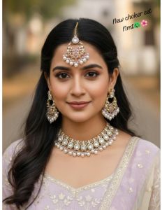 Traditional Kundan Pearl Choker Necklace Set with Earrings &AMP; Maang Tikka for Bridal Wear