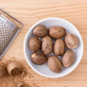 Dry Whole Nutmeg Seeds