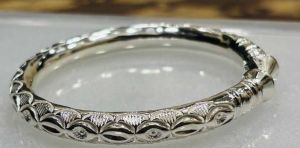 Sarda Women Silver Bangle