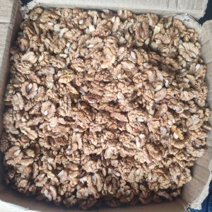 Light Half Walnut Kernels