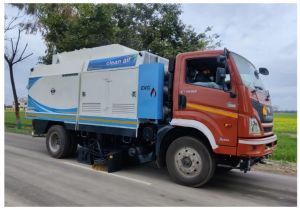 Truck Mounted Road Sweeper Machine with Single Engine