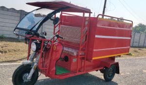 Red E-Rickshaw Loader