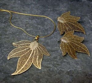 14K Gold Drop Leave Pendent Set