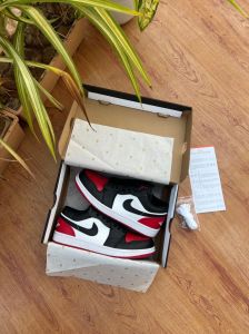 Nike Air Jordan 1 Low Bred Toe Sneakers