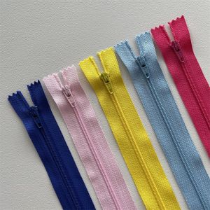Plain CFC Zipper And Cuttings