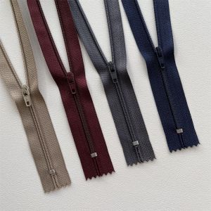 Plain CFC Zipper And Cuttings